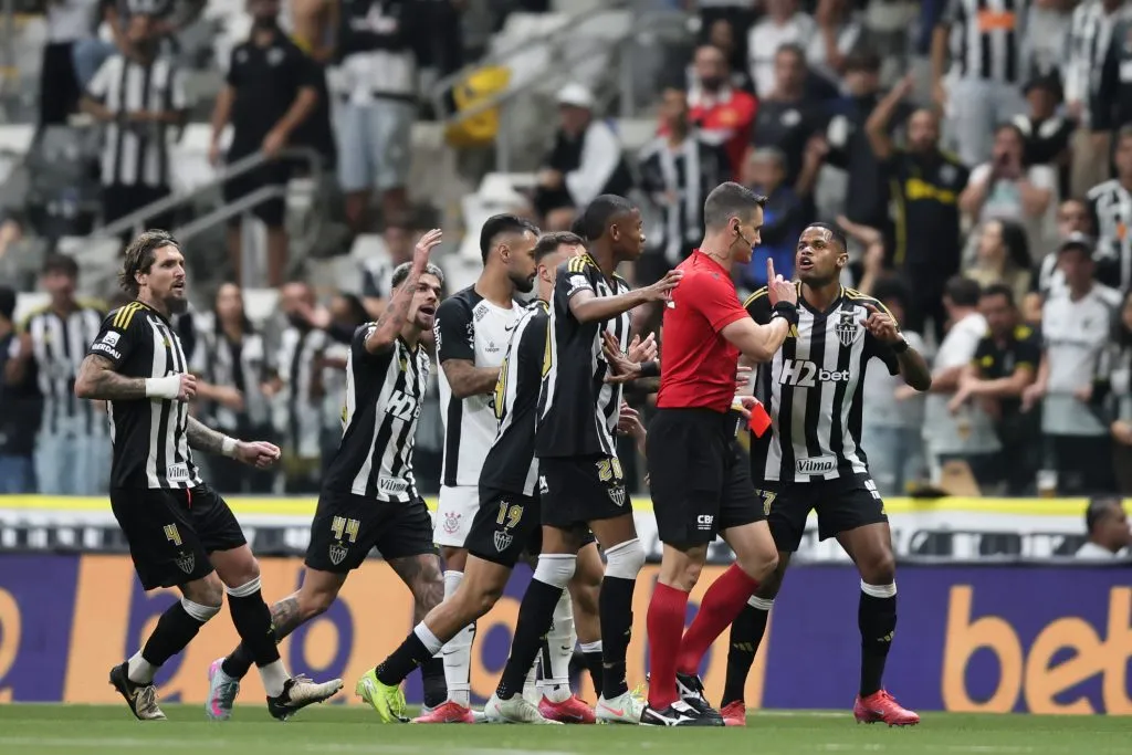 MG – BELO HORIZONTE – 24/05/2025 – BRASILEIRO A 2025, ATLETICO-MG X CORINTHIANS – O arbitro Rafael Rodrigo Klein durante partida entre Atletico-MG e Corinthians no estadio Arena MRV pelo campeonato Brasileiro A 2025. Foto: Gilson Lobo/AGIF