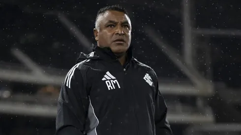 Roger Machado durante confronto contra o Botafogo no Brasileirão 2025.
