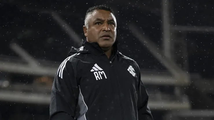 Roger Machado durante confronto contra o Botafogo no Brasileirão 2025.