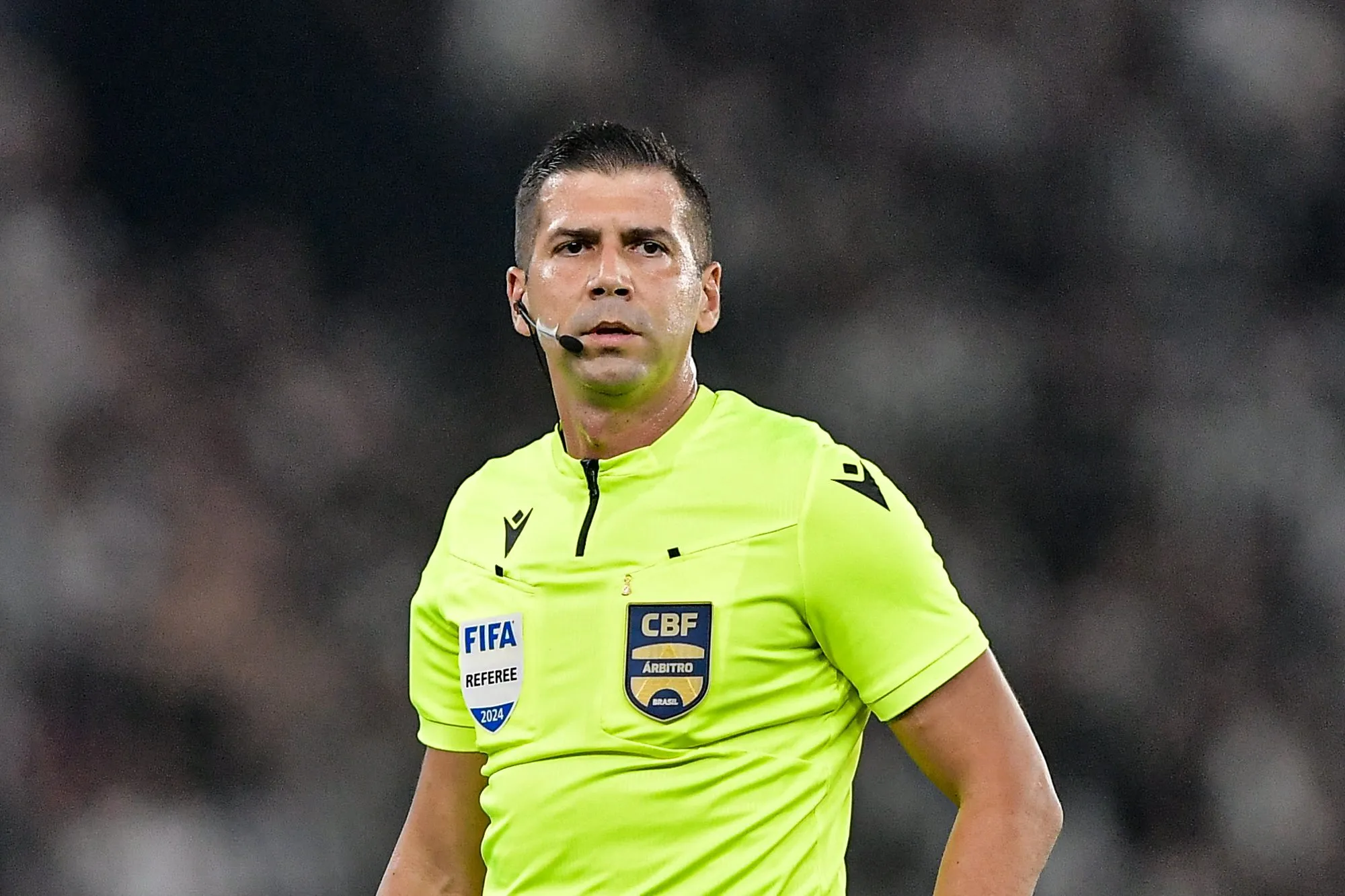 RJ – RIO DE JANEIRO – 18/08/2024 – BRASILEIRO A 2024, BOTAFOGO X FLAMENGO – O arbitro Bruno Arleu de Araujo durante partida entre Botafogo e Flamengo no estadio Engenhao pelo campeonato Brasileiro A 2024. Foto: Thiago Ribeiro/AGIF