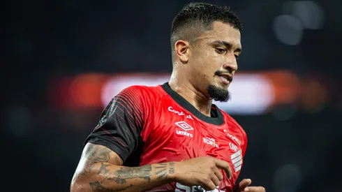 Renan Peixoto jogador do Athletico-PR durante partida contra o Brusque no estadio Arena da Baixada pelo campeonato Copa Do Brasil 2025. Foto: Luis Garcia/AGIF