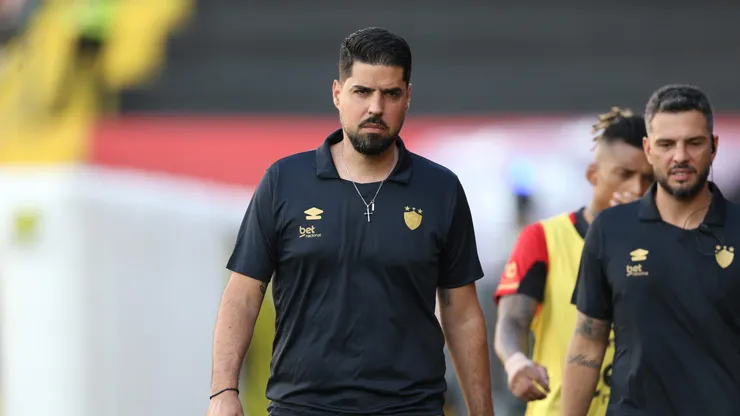 Antonio Oliveira tecnico do Sport durante a partida entre Sport e Internacional no Estadio da Ilha do Retiro em Recife (PE), pelo campeonato brasileiro Serie A. Foto: Marlon Costa/AGIF
