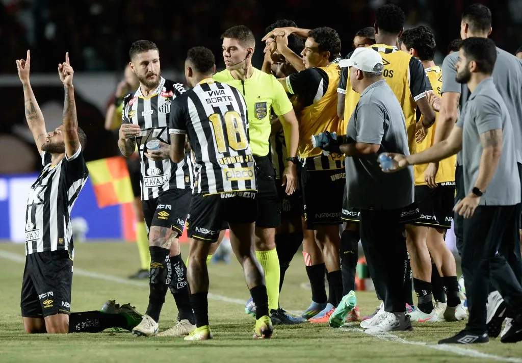 Vitória x Santos pelo Brasileirão 2025. Foto: Jhony Pinho/AGIF
