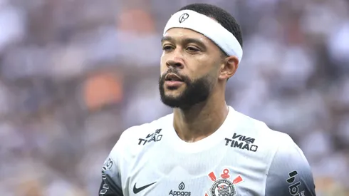 Memphis Depay durante confronto contra o Sport no Brasileirão 2025.