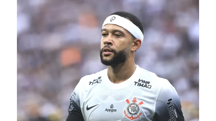 Memphis Depay durante confronto contra o Sport no Brasileirão 2025.