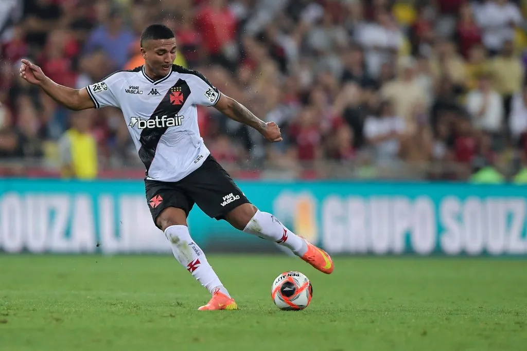 RJ – RIO DE JANEIRO – 15/02/2025 – CARIOCA 2025, FLAMENGO X VASCO – Mateus Carvalho jogador do Vasco durante partida contra o Flamengo no estadio Maracana pelo campeonato Carioca 2025. Foto: Thiago Ribeiro/AGIF