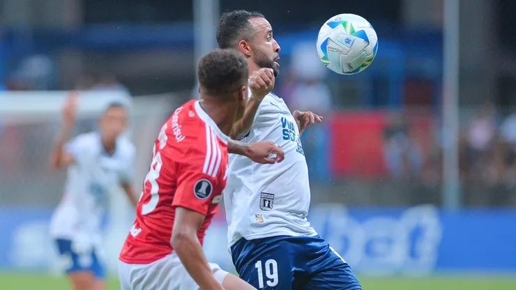 Caio Alexandre, jogador do Bahia disputa lance com Vitinho, jogador do Internacional durante partida no estádio Fonte Nova pelo campeonato Copa Libertadores 2025. Foto: Walmir Cirne/AGIF