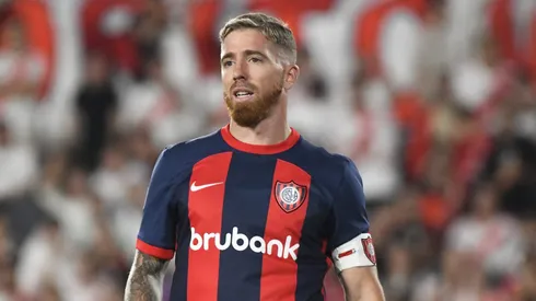 Iker Muniain durante confronto contra o Riber Plate no Campeonato Argentino de 2024.