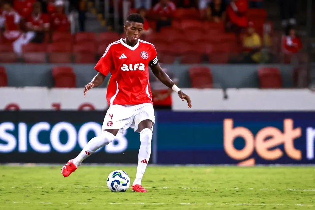 SP – PORTO ALEGRE – 06/04/2025 – BRASILEIRO A 2025, INTERNACIONAL X CRUZEIRO – Vitao jogador do Internacional durante partida contra o Cruzeiro no estadio Beira-Rio pelo campeonato Brasileiro A 2025. Foto: Maxi Franzoi/AGIF
