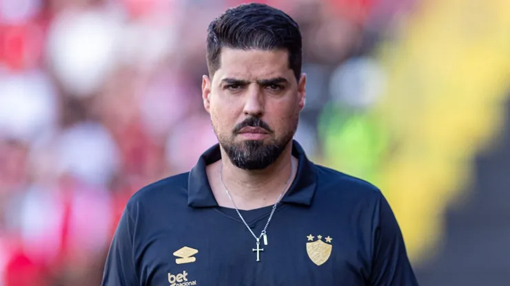 Antonio Oliveira tecnico do Sport durante partida contra o Internacional no estadio Ilha do Retiro pelo campeonato Brasileiro A 2025. Foto: Rafael Vieira/AGIF