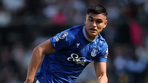 LONDON, ENGLAND – MAY 10: Carlos Alcaraz of Everton in action during the Premier League match between Fulham FC and Everton FC at Craven Cottage on May 10, 2025 in London, England. (Photo by Julian Finney/Getty Images)