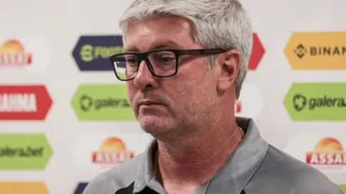 Odair Hellmann durante confronto entre Santos e Coritiba no Brasileirão 2023.