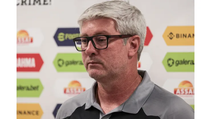 Odair Hellmann durante confronto entre Santos e Coritiba no Brasileirão 2023.