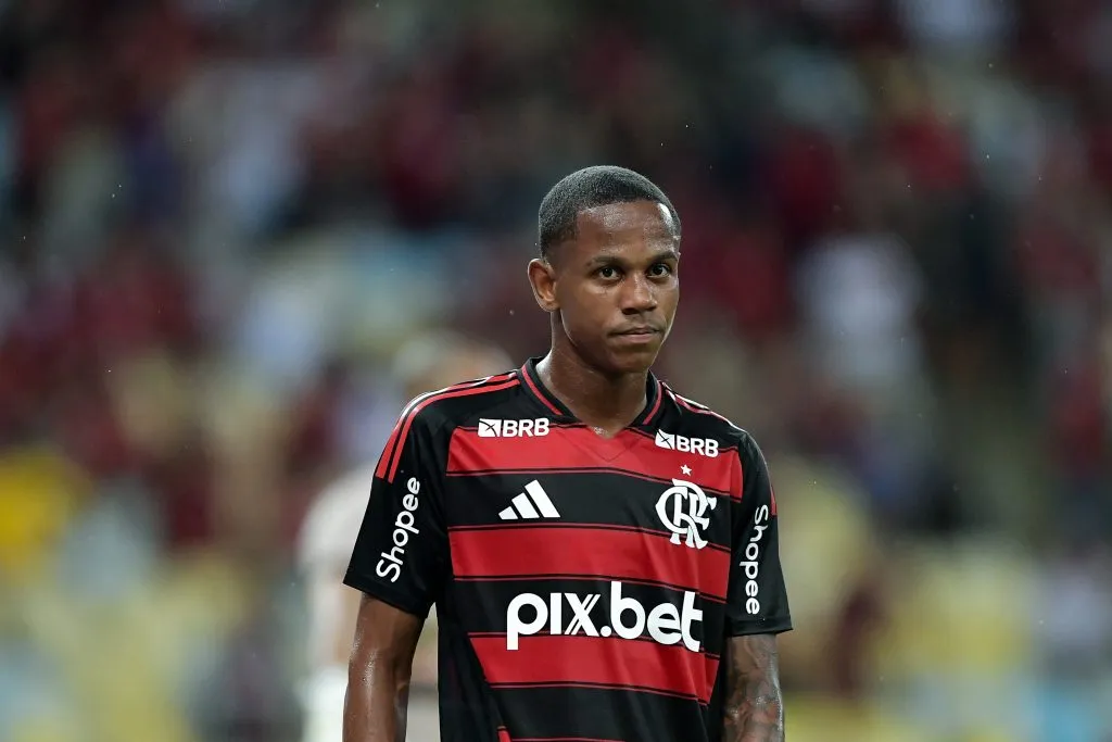 RJ – RIO DE JANEIRO – 30/01/2025 – CARIOCA 2025, FLAMENGO X SAMPAIO CORREA – Wallace Yan jogador do Flamengo durante partida contra o Sampaio Correa no estadio Maracana pelo campeonato Carioca 2025. Foto: Thiago Ribeiro/AGIF