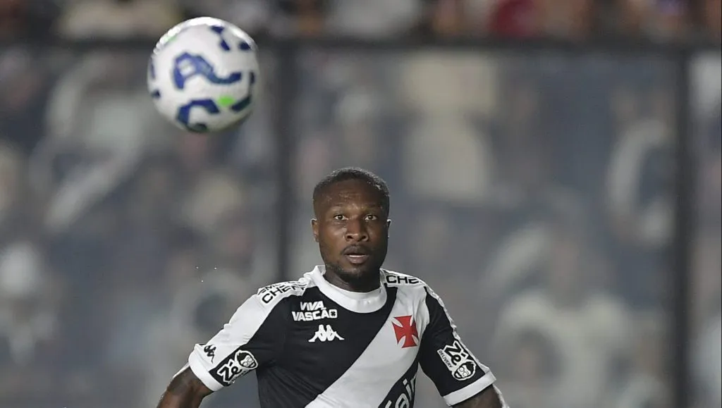 Loide Augusto está fora de Vasco x Melgar. Foto: Thiago Ribeiro/AGIF