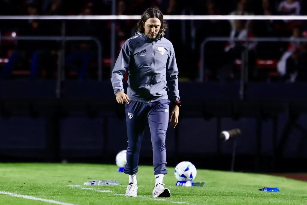 Luis Zubeldia técnico do São Paulo durante partida contra o Libertad no estadio Morumbi pelo campeonato Copa Libertadores 2025. Foto: Marcello Zambrana/AGIF