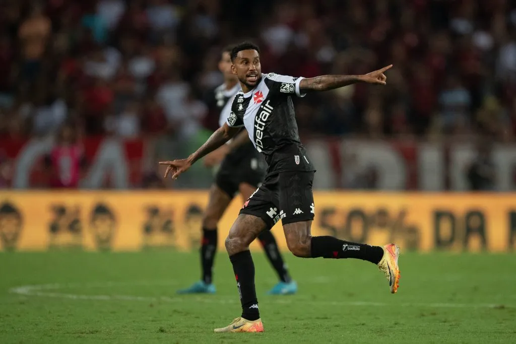 Jair jogador do Vasco durante partida contra o Flamengo no estadio Maracana pelo campeonato Brasileiro A 2025. Foto: Thiago Ribeiro/AGIF