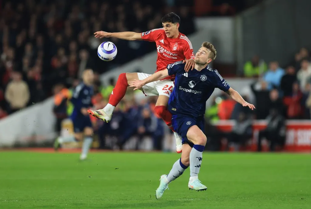 Ramon Sosa, do Nottingham Forest, disputa a posse de bola com Matthijs de Ligt, do Manchester United, durante a partida da Premier League entre Nottingham Forest FC e Manchester United FC no City Ground em 01 de abril de 2025 em Nottingham, Inglaterra. (Foto de Carl Recine/Getty Images)