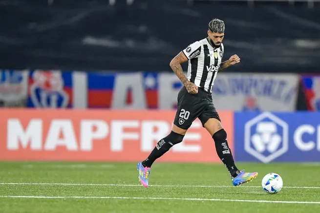 Alexander Barboza durante partida contra o Universidad de Chile na Copa Libertadores de 2025. Foto: Thiago Ribeiro/AGIF