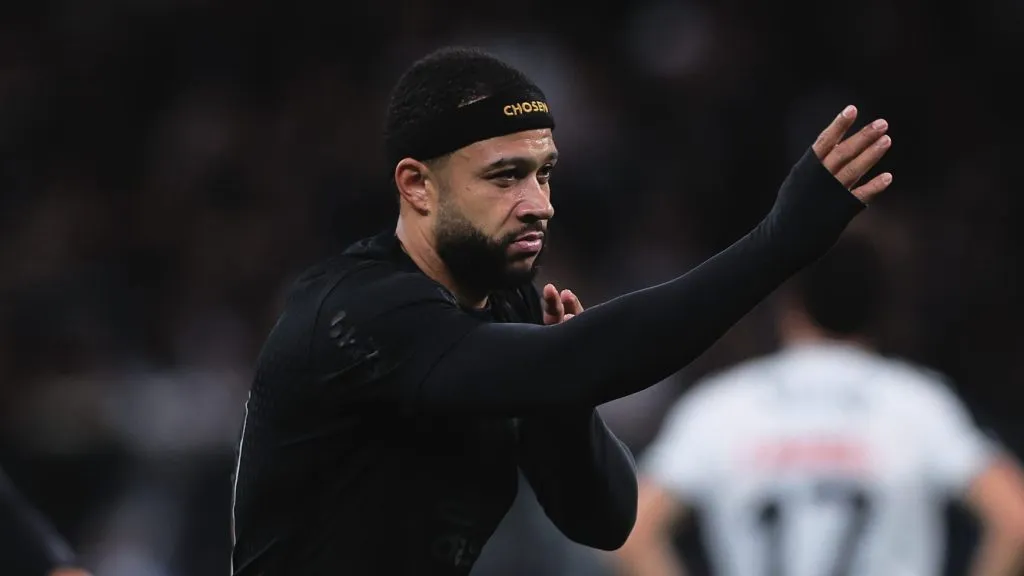 Memphis Depay em partida pelo Corinthians. Foto: Ettore Chiereguini/AGIF
