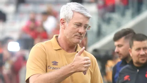 Odair Hellmann tecnico do Athletico-PR durante partida contra o Athletic Club no estadio Arena da Baixada pelo campeonato Brasileiro B 2025. Foto: Gabriel Machado/AGIF
