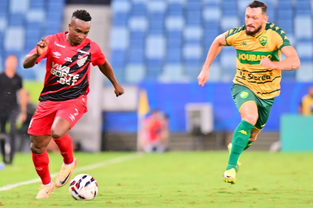 Sander jogador do Cuiabá disputa lance com Kevin Velasco jogador do Athletico-PR pelo campeonato Brasileiro B 2025. Foto: Francisco Alves/AGIF