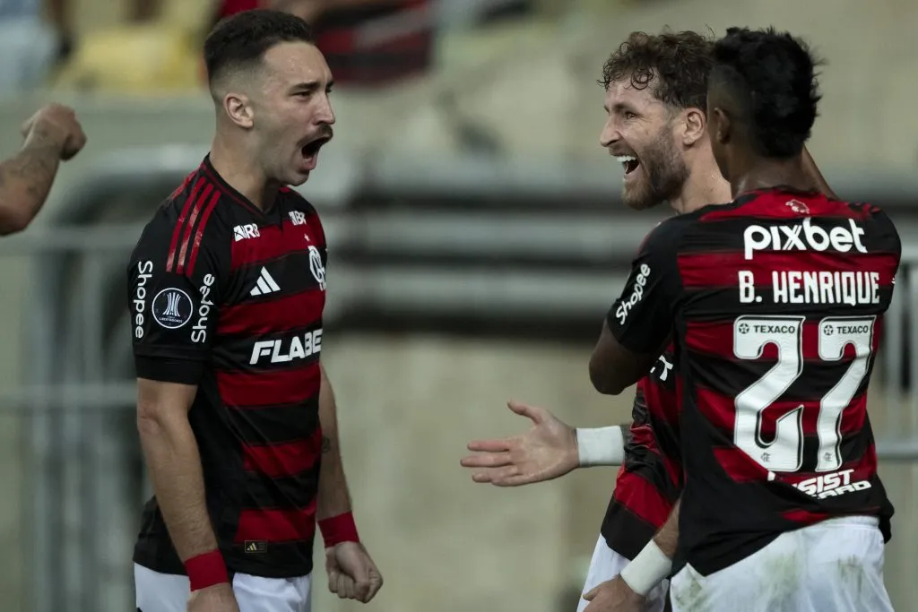 RJ – RIO DE JANEIRO – 28/05/2025 – COPA LIBERTADORES 2025, FLAMENGO X DEPORTIVO TACHIRA – Leo Pereira jogador do Flamengo comemora seu gol com jogadores do seu time durante partida contra o Deportivo Tachira no estadio Maracana pelo campeonato Copa Libertadores 2025. Foto: Jorge Rodrigues/AGIF