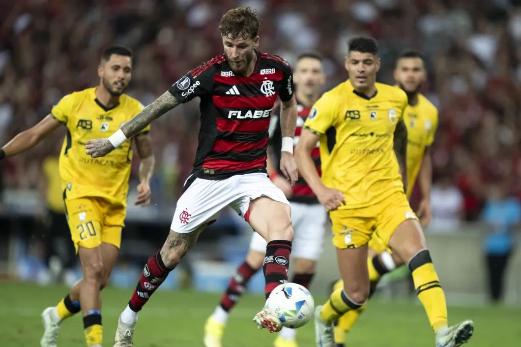 RJ – RIO DE JANEIRO – 28/05/2025 – COPA LIBERTADORES 2025, FLAMENGO X DEPORTIVO TACHIRA – Leo Pereira jogador do Flamengo chuta para marcar seu gol durante partida contra o Deportivo Tachira no estadio Maracana pelo campeonato Copa Libertadores 2025. Foto: Jorge Rodrigues/AGIF