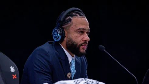 Memphis Depay fala aos jornalista durante sua apresentacao oficial como jogador do [EQUIPE] em coletiva de imprensa realizada no Arena Corinthians.