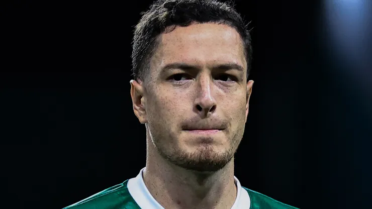 Aníbal Moreno jogador do Palmeiras durante execução do hino nacional antes da partida contra o Ceará no estádio Arena Allianz Parque pelo campeonato Copa Do Brasil 2025. Foto: Fabio Giannelli/AGIF