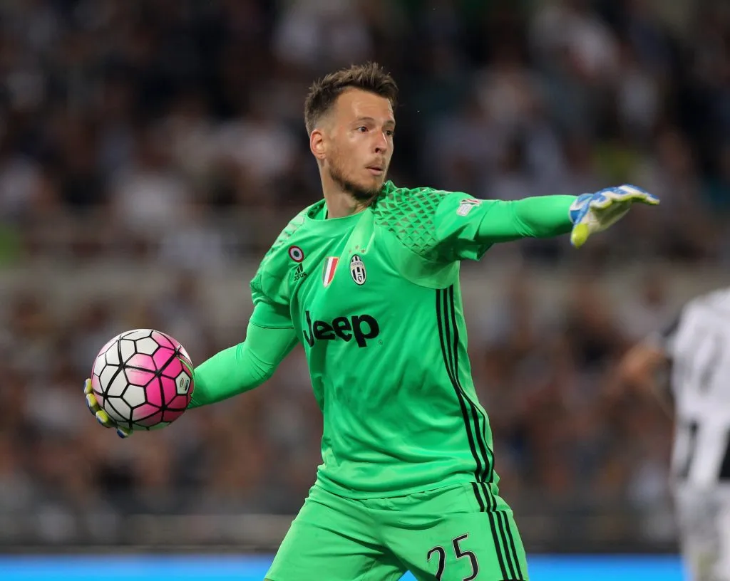 ROME, ITALY – MAY 21: Juventus FC goalkeeper Norberto Neto in action during the TIM Cup match between AC Milan and Juventus FC at Stadio Olimpico on May 21, 2016 in Rome, Italy.  (Photo by Paolo Bruno/Getty Images)