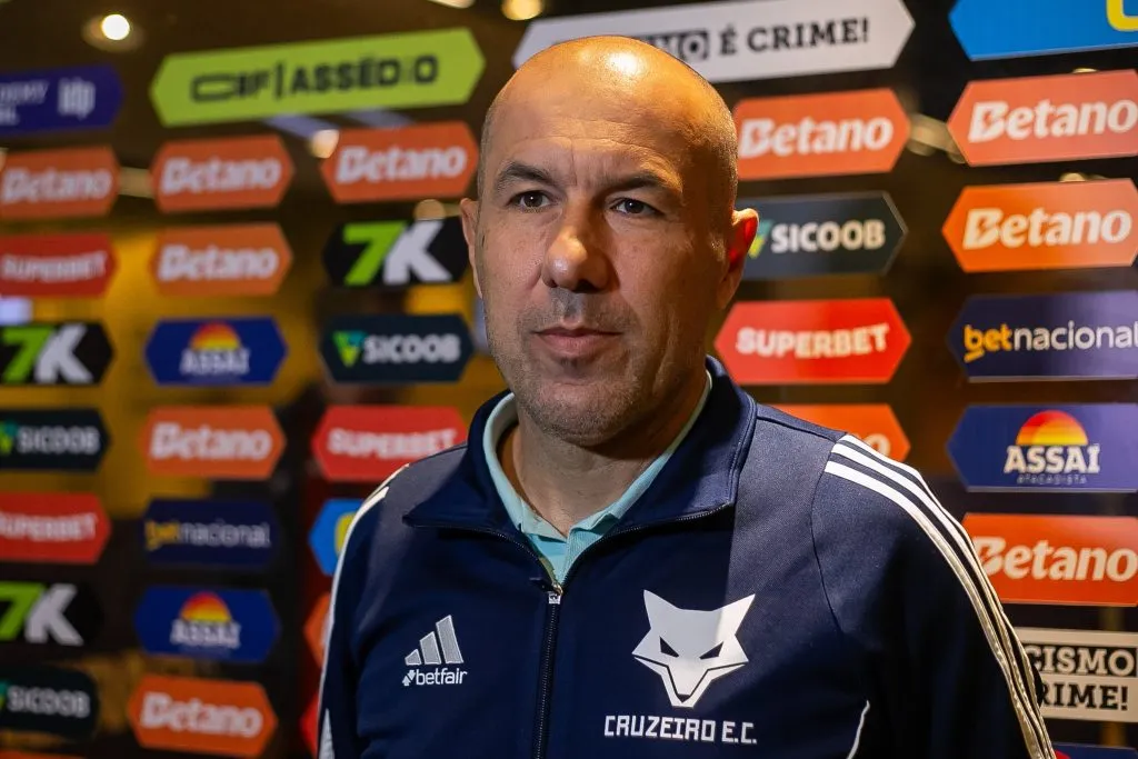 MG – BELO HORIZONTE – 18/05/2025 – BRASILEIRO A 2025, CRUZEIRO X ATLETICO-MG – Leonardo Jardim tecnico do Cruzeiro durante partida contra o Atletico-MG no estadio Mineirao pelo campeonato Brasileiro A 2025. Foto: Fernando Moreno/AGIF