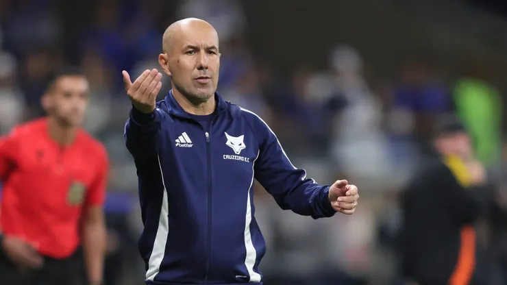 MG - BELO HORIZONTE - 18/05/2025 - BRASILEIRO A 2025, CRUZEIRO X ATLETICO-MG - Leonardo Jardim tecnico do Cruzeiro durante partida contra o Atletico-MG no estadio Mineirao pelo campeonato Brasileiro A 2025. Foto: Gilson Lobo/AGIF