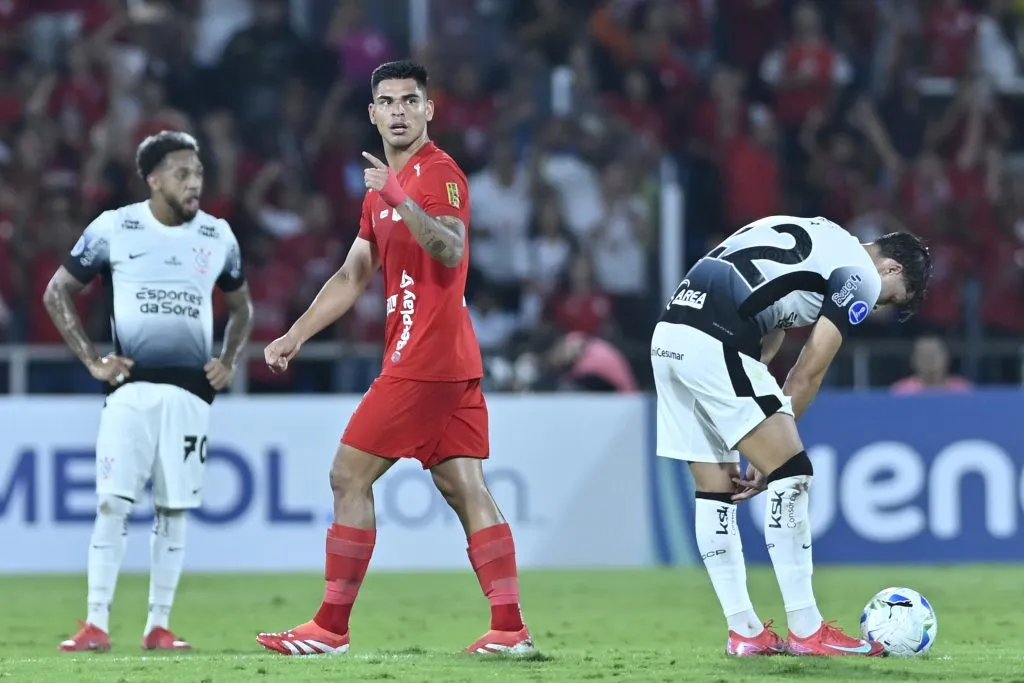 SANTIAGO DE CALI, COLOMBIA – APRIL 8: Luis Ramos of America de Cali celebrates after scoring the team’s first goal during the Copa CONMEBOL Sudamericana Group C match between America de Cali and Corinthians at Estadio Olimpico Pascual Guerrero on April 8, 2025 in Santiago de Cali, Colombia. (Photo by Gabriel Aponte/Getty Images)