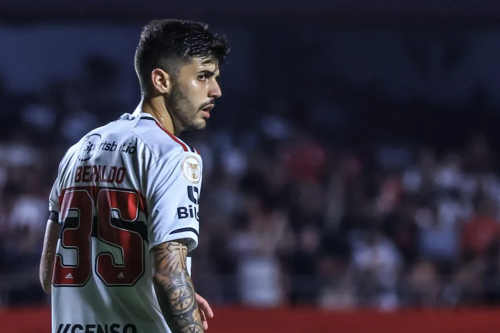 SP – SAO PAULO – 19/12/2023 – ARQUIVO LUCAS BERALDO – Foto de arquivo do jogador Lucas Beraldo, atuando pelo Sao Paulo Futebol Clube no estadio do Morumbi. Foto: Marcello Zambrana/AGIF