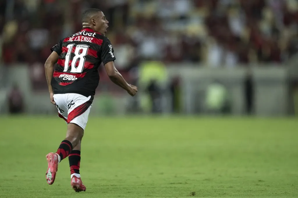 RJ – RIO DE JANEIRO – 09/04/2025 – COPA LIBERTADORES 2025, FLAMENGO X CORDOBA – De la Cruz jogador do Flamengo comemora seu gol durante partida contra o Cordoba no estadio Maracana pelo campeonato Copa Libertadores 2025. Foto: Jorge Rodrigues/AGIF
