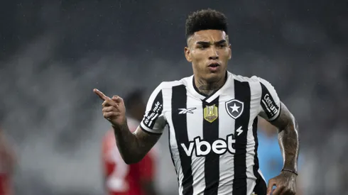 RJ – RIO DE JANEIRO – 11/05/2025 – BRASILEIRO A 2025, BOTAFOGO X INTERNACIONAL – Igor Jesus jogador do Botafogo comemora seu gol durante partida contra o Internacional no estadio Engenhao pelo campeonato Brasileiro A 2025. Foto: Jorge Rodrigues/AGIF