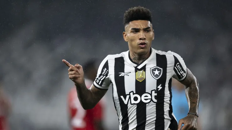 RJ - RIO DE JANEIRO - 11/05/2025 - BRASILEIRO A 2025, BOTAFOGO X INTERNACIONAL - Igor Jesus jogador do Botafogo comemora seu gol durante partida contra o Internacional no estadio Engenhao pelo campeonato Brasileiro A 2025. Foto: Jorge Rodrigues/AGIF