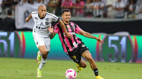 Allan jogador do Atlético-MG disputa lance com Nino Paraíba jogador do Ceará durante partida no estádio Mineirão pelo campeonato Brasileiro A 2022. Foto: Gilson Junio/AGIF