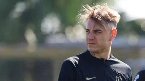 Roger Guedes jogador do Corinthians durante treino no CT Joaquim Grava.