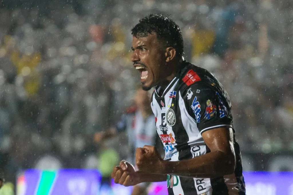 Vinicius Mingotti comemorando gol durante partida contra a Tombense na Copa do Brasil de 2025. Foto: Giovani Baccin/AGIF