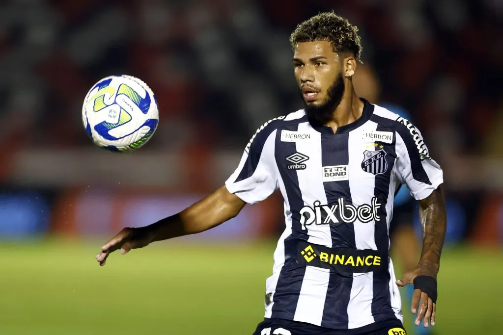 Nathan atando no Santos em 2023 – Foto: Thiago Calil/AGIF