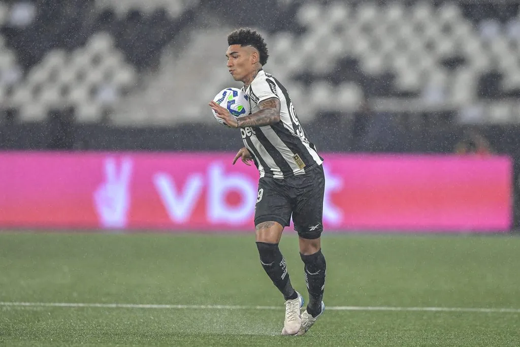 Igor Jesus jogador do Botafogo durante partida contra o Internacional pelo campeonato Brasileiro A 2025. Foto: Thiago Ribeiro/AGIF