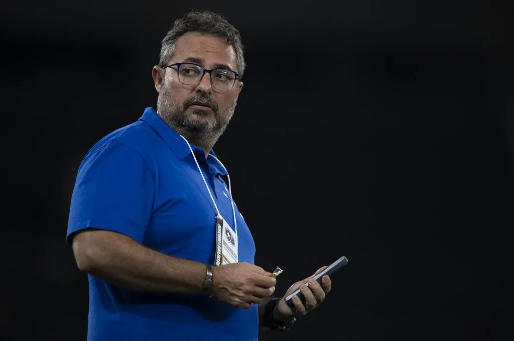 Alexandre Mattos diretor de futebol do Cruzeiro antes da partida contra o Botafogo – Foto: Jorge Rodrigues/AGIF