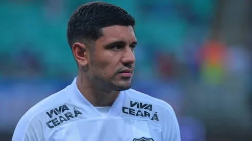 Galeano, jogador do Ceara durante execucao do hino nacional antes da partida contra o Bahia no estadio Arena Fonte Nova pelo campeonato Copa Do Nordeste 2025. Foto: Walmir Cirne/AGIF