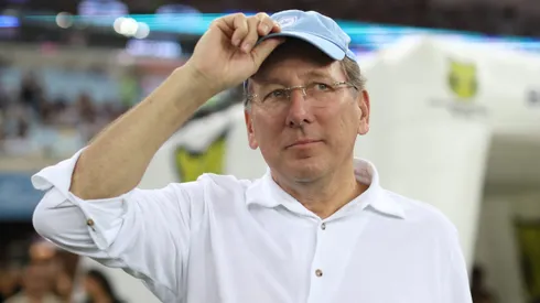 RIO DE JANEIRO, BRAZIL – OCTOBER 18: John Textor, owner of Botafogo enters the pitch before a Brasileirao 2024 match between Botafogo and Criciuma at Maracana Stadium on October 18, 2024 in Rio de Janeiro, Brazil. (Photo by Lucas Figueiredo/Getty Images)