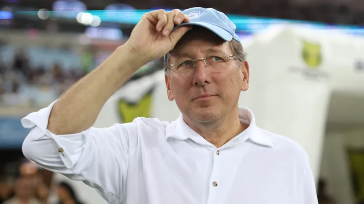RIO DE JANEIRO, BRAZIL - OCTOBER 18: John Textor, owner of Botafogo enters the pitch before a Brasileirao 2024 match between Botafogo and Criciuma at Maracana Stadium on October 18, 2024 in Rio de Janeiro, Brazil. (Photo by Lucas Figueiredo/Getty Images)