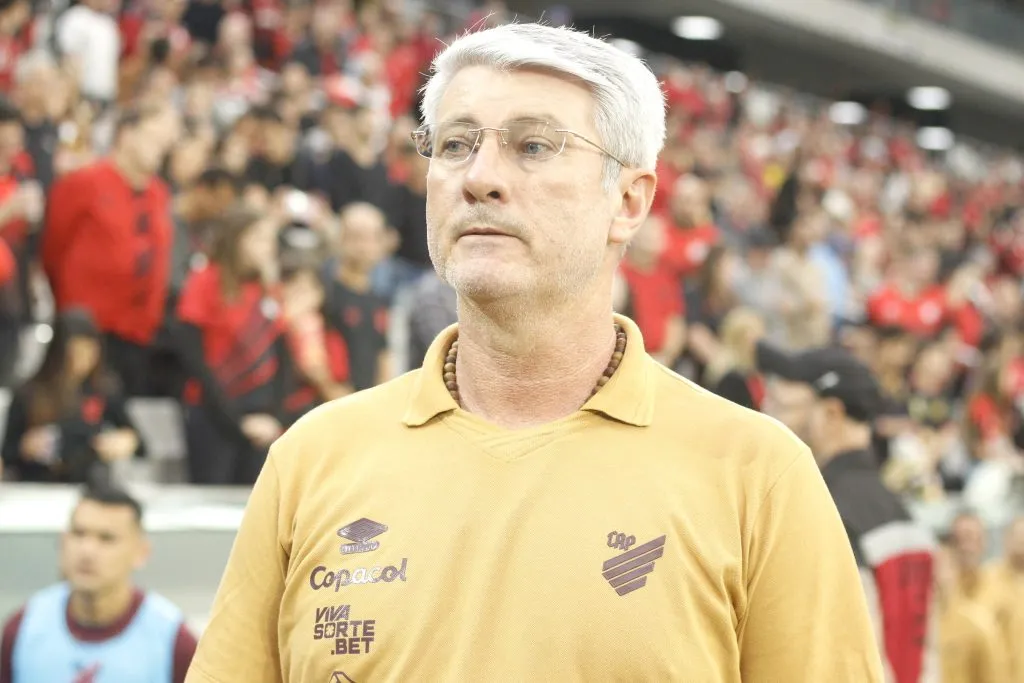 Odair Hellmann durante partida contra o Athletic na Série B de 2025. Foto: Gabriel Machado/AGIF
