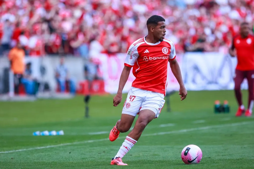 RS – PORTO ALEGRE – 19/10/2024 – BRASILEIRO A 2024, INTERNACIONAL X GREMIO – Gustavo Prado jogador do Internacional durante partida contra o Gremio no estadio Beira-Rio pelo campeonato Brasileiro A 2024. Foto: Luiz Erbes/AGIF