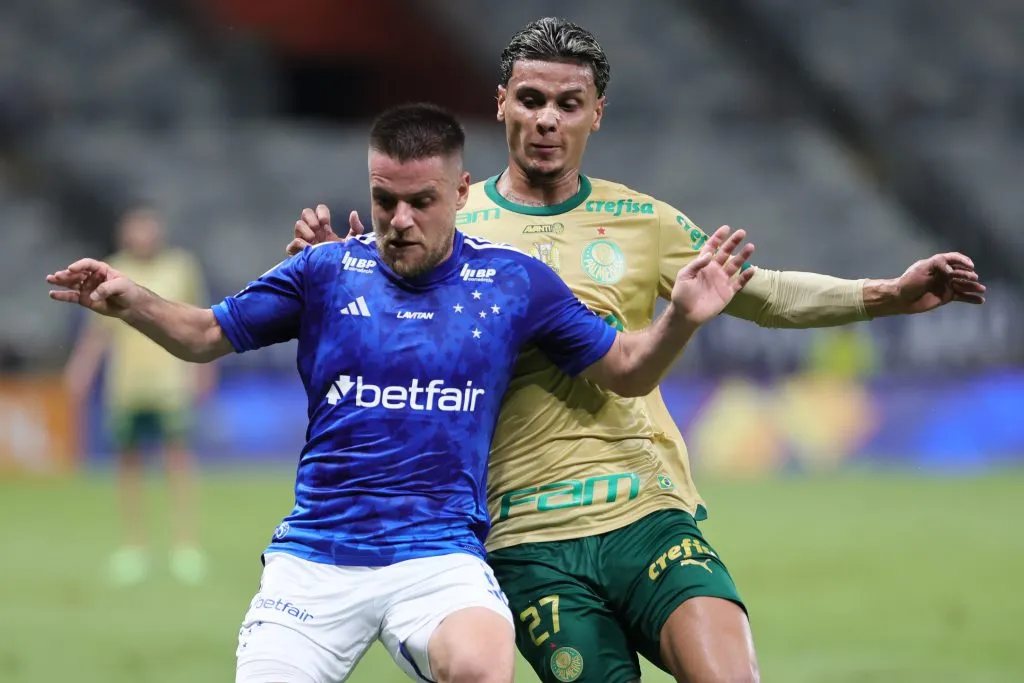 MG – BELO HORIZONTE – 04/12/2024 – BRASILEIRO A 2024, CRUZEIRO X PALMEIRAS – Ramiro jogador do Cruzeiro disputa lance com Richard Rios jogador do Palmeiras durante partida no estadio Mineirao pelo campeonato Brasileiro A 2024. Foto: Gilson Lobo/AGIF